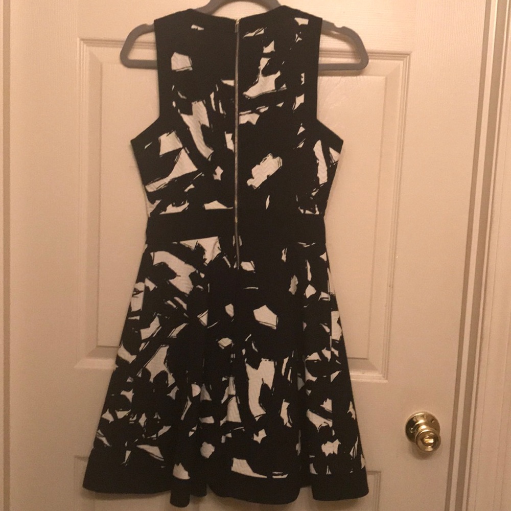 Banana Republic White and Black Pattern - Picture 3 of 8